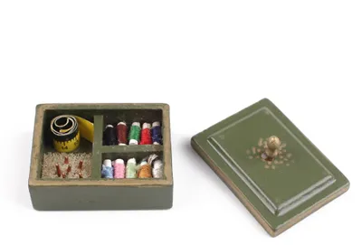 Produktbild von Miniatur Nähmaschine Deko | Grünes Miniatur Nähkästchen 1 zu 12 (1 Set)