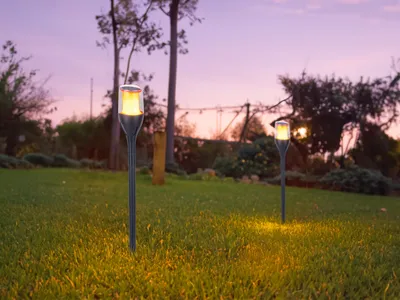Produktbild von 2er Set LED Solarfackeln mit Flammeneffekt für Solarbeleuchtung, Gartenfackeln