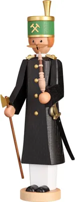 Ein Räuchermann in schwarzem Mantel mit Steigermütze hält eine Steigerhacke und trägt einen Säbel sowie eine Pfeife.