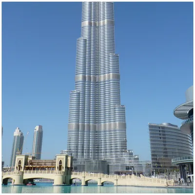 Produktbild von Wallario Premium Glasbild, freischwebende Optik, kräftige Farben, Größe 50 x 50 cm Motiv Wolkenkratzer in Dubai