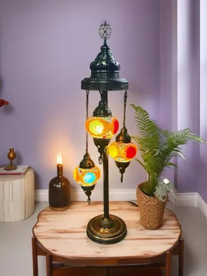 Zdjęcie produktu dla Ręcznie wykonana turecka lampa stołowa z 3 kolorowymi kulkami z mozaiki szklanej – wyjątkowy design zapewniający nastrojowe oświetlenie.