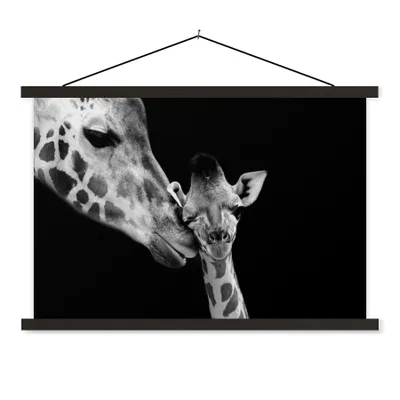 Produktbild von MuchoWow® Textilposter Tiere - Schwarz - Weiß - Giraffe - Porträt 120x80 cm mit schwarzem Rahmen - Wanddeko