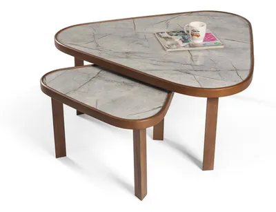 Image de Tables d'appoint duo de designers en forme de triangle aux coins délicatement arrondis