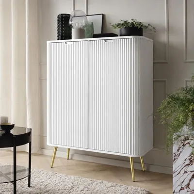 Produktbild von Ovale Hochkommode PORTO KW2D Rillenfront Weiß Matt auf Goldenen Füßen Schrank, KI-generiertes Bild