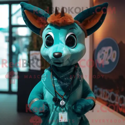 Produktbild von Maskottchen REDBROKOLY eines blaugrünen Rehs mit Rollkragen und Halsketten