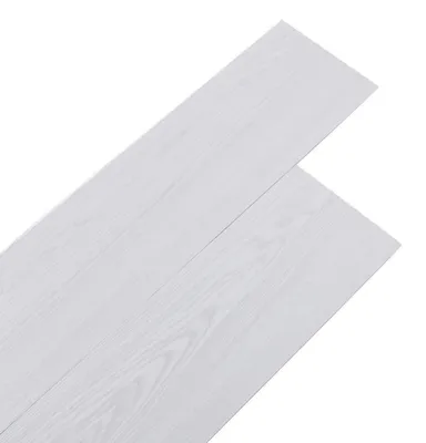 Zdjęcie produktu dla Samoprzylepna podłoga z PVC, jasnoszary kolor, 5,01 m², 36 płytek, wymiary 91,5 x 15,2 cm, grubość 2 mm