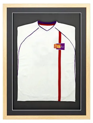 Produktbild von DIY Junior 3D Bilderrahmen für Sporttrikots, 50 x 70 cm, Eichenrahmen mit schwarzem Passepartout und Rückwand