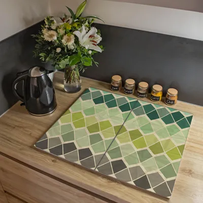 Produktbild von banjado Herdabdeckplatte zweiteilig je 30x52cm groß mit Gummi Abstandshalter, ESG Sicherheitsglas mit Motiv Vier Farben Grün [HAP2 10792]