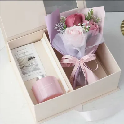 Produktbild von Geschenkpackung mit Seifenrosenstrauß & Duftstäbchen Pink