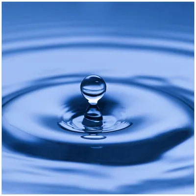 Produktbild von Wallario Sticker / Aufkleber für Kühlschrank / Geschirrspüler / Küchenschränke, selbstklebende Folie - 60 x 60 cm, Motiv: Wassertropfen im blauen Wasser