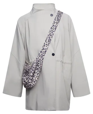 Produktbild von Graue Jacke Größe M aus 100% Polyester mit Stehkragen, Knopfleiste und praktischen Taschen