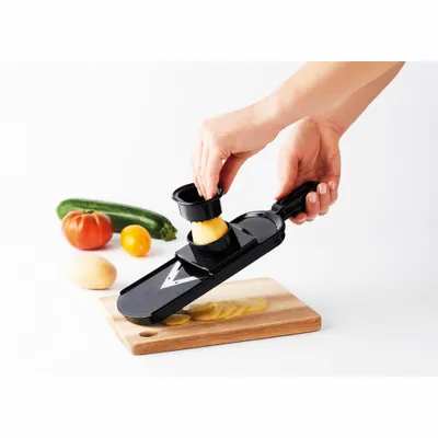 Immagine prodotto di Mastrad Hand-Gemüsehobel mit V-Klinge, Gemüseschneider, Scheibenschneider, Hobel, Kunststoff, Inox-Stahl, Schwarz und Silber, F22000