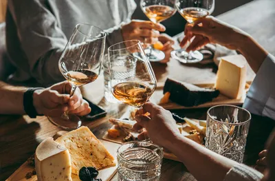 Produktbild von Jochen Schweizer Wein & Käse Tasting München; Erlebnis verschenken oder selbst erleben;  Gutschein gültig für 1 Person Gruppengröße: 10-25 Personen
