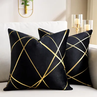 Produktbild von Set aus 2 schwarzen Samtkissenbezügen (50 x 50 cm) mit goldfarbenem geometrischem Muster.