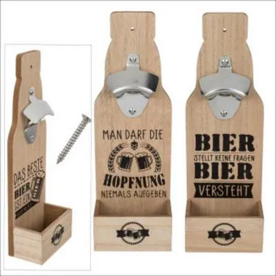 Produktbild von Metall-Flaschenöffner auf Holzbrett mit Aufhängevorrichtung für Kronkorken, Überraschungsmotiv