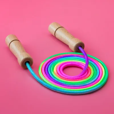 Produktbild von PRECORN Premium Springseil Kinder – Hüpfseil Rainbow Design, 250 cm mit ergonomischen Holzgriffen, Baumwolle, ideal als Geschenk für Jungen & Mädchen