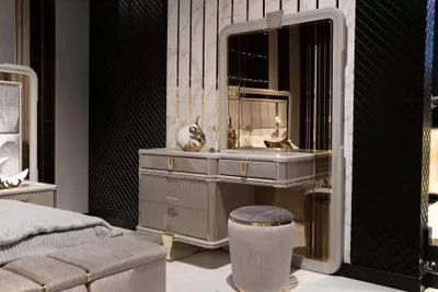 Image de Elégante coiffeuse grise avec miroir et tabouret en bois