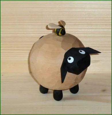 Imagen del producto de Figura de madera de oveja con abeja, color claro, altura de 13,5 cm. Producto nuevo