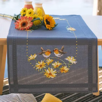 Immagine prodotto di Kit da ricamo a punto croce per runner da tavola "Pettirosso e fiori gialli" di Vervaco, disegno prestrutturato, 40x100 cm