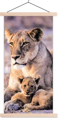 Produktbild von MuchoWow® Textilposter Löwin - Löwe - Junges 60x120 cm mit holzfarbenen Rahmen - Holz