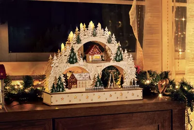 Produktbild von Weihnachtlicher Schwibbogen drehender Pyramide ,LED Kerzen, Timerfunktion, Weihnachtsdekoration, Holzdesign mit Winterszene, Beleuchteter Lichterbogen