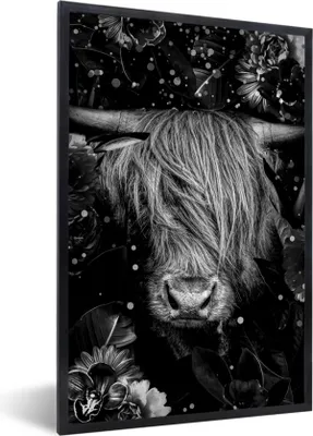 Produktbild von MuchoWow® Gerahmtes Poster Botanische schottischen Highlander mit hellen Kugeln gegen dunklen Hintergrund - schwarz und weiß 60x90 cm - Poster mit Schwarzem Bilderrahmen Wandposter Rahmen Foto Bilder - Kunst