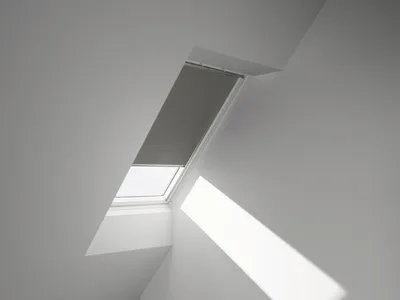 Produktbild von VELUX Verdunkelungsrollo uni grau manuell Rahmen aluminium DKL Y87 0705S