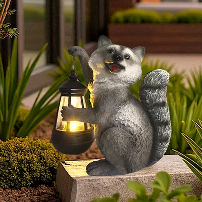 Produktbild von Waschbär Solarleuchte mit LED Laterne Solarlampe Gartenfigur aus Polyresin – warmweißes Licht bei Dämmerung – wetterfeste Deko 21 cm mit austauschbarem Akku