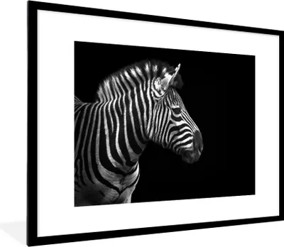 Produktbild von MuchoWow® Gerahmtes Poster Zebra - Schwarz - Weiß - Porträt - Tiere 80x60 cm - Poster mit Schwarzem Bilderrahmen Wandposter Rahmen Foto Bilder - Schlafzimmer-Dekorationen - Fotoposter