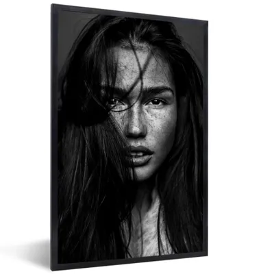 Produktbild von MuchoWow® Gerahmtes Poster Porträt - Frau - Sommersprossen - Schwarz und weiß 60x90 cm - Poster mit Schwarzem Bilderrahmen Wandposter Rahmen Foto Bilder - Kunst