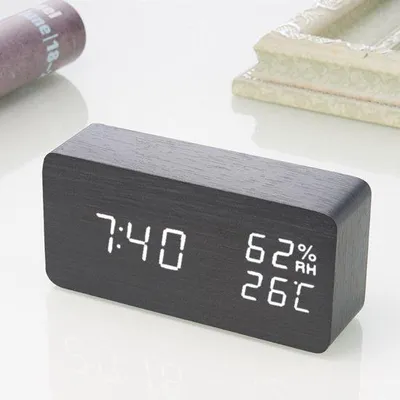 Zdjęcie produktu dla Cyfrowy budzik nocny z wyświetlaczem LED, wskaźnikiem temperatury i wilgotności, 3 alarmami, aktywacją dotykową lub dźwiękową, portem USB, kolor czarny