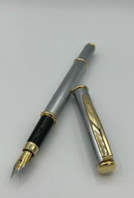 Produktbild von MARKEN FÜLLER IRIDIUM FEDER SABRE PATRONE FÜLLERHALTER SCHULFÜLLER silber gold