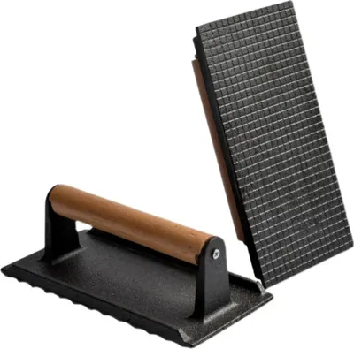 Productafbeelding van Twee stalen steakpannetjes met antiaanbaklaag, een platte paprika met houten handvat, grillaccessoires voor bakplaten, buitenbarbecues en panini's