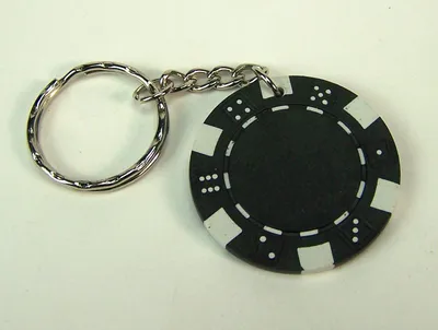 Produktbild von Schlusselanhänger mit schwarze Pocker Chip. Silberfarbig mit Schlusselring.