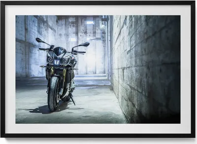 Produktbild von Motorrad in einer betonierten Gasse– Wandbild mit Rahmen – Gerahmtes Bild  – Wanddekoration – 100x70 cm –  Schwarz Rahmen