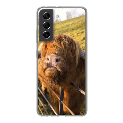Produktbild von MuchoWow® Handyhülle Schutzhülle Hülle für Samsung Galaxy S21 FE Scottish Highlander - Zaun - Gras Silikon Softcase Handy Hülle - Mobiltelefonhülle