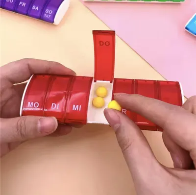Obrázok produktu pre CHPN - Box na lieky - Kontajner na lieky - Objem na lieky - 7 dní - 7 priehradiek - Box na lieky - Na skladovanie liekov - Príslušenstvo na dovolenku - Univerzálny - Kompaktný - Ružový/Červený