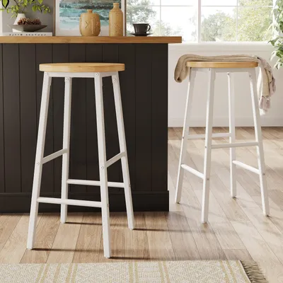 Productafbeelding van Set van 2 barkrukken, met een houtlook zitting, 63 cm hoog, draagvermogen 150 kg, voorzien van voetsteunen, verstelbare poten, witte frame.