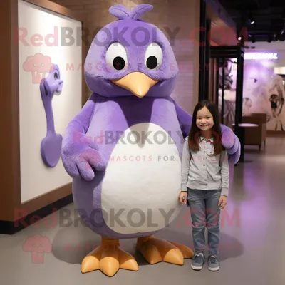 Produktbild von Lavendel-Pinguin REDBROKOLY Maskottchen kostüm gekleidet mit einer Mom-Jeans und Ohrringen