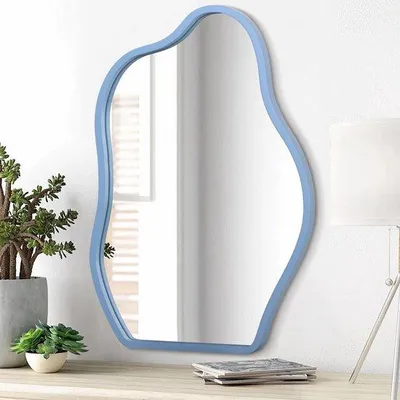 Image de Miroir mural asymétrique gris avec cadre en bois. Miroir de forme unique pour le salon, la chambre, la salle de bains ou l'entrée.