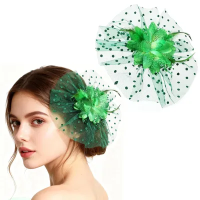 Produktbild von Haarspange mit Federn und Blumen, Fascinator mit Federschleier im Stil der 1920er Jahre für Damen, grünes Haaraccessoire mit floralem Netzmuster im Stil der 1920er Jahre für Karneval, Halloween, Cocktailpartys, Hochzeiten und Teepartys.