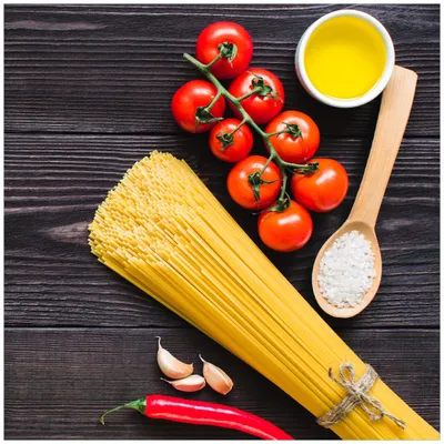 Produktbild von Wallario Magnet für Kühlschrank / Geschirrspüler, magnetisch haftende Folie - 60 x 60 cm, Motiv: Italienisches Menü mit Spaghetti, Tomaten, Salz und Chilischoten