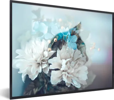 Produktbild von MuchoWow® MuchoWow® Gerahmtes Poster Katze - Blume - Blau 80x60 cm - Poster mit zchwarzem Bilderrahmen - Schwarzem - Mit Gestell