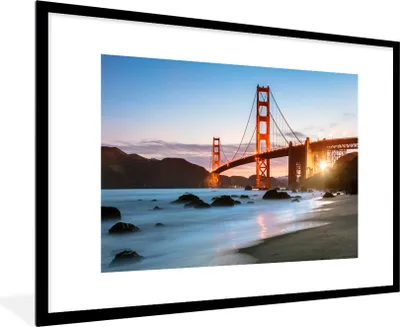 Produktbild von MuchoWow® Gerahmtes Poster Golden Gate Bridge mit blauem Sonnenuntergang und blauem Wasser 90x60 cm - Poster mit Schwarzem Bilderrahmen Wandposter Rahmen Foto Bilder - Wanddekoration - Fotos