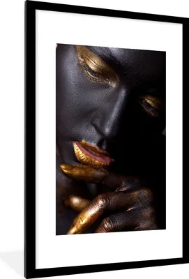 Produktbild von MuchoWow® Gerahmtes Poster Frau - Gold - Schwarz 60x90 cm - Poster mit Schwarzem Bilderrahmen Wandposter Rahmen Foto Bilder - Dekoration - Wandposter Wohnzimmer - Hochwertig