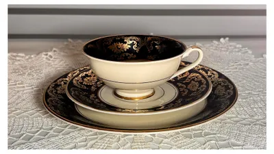 Produktbild von 3-teiliges Porzellanset. Schwarze Tasse, Untertasse und Kuchenteller mit hochwertiger Vergoldung.