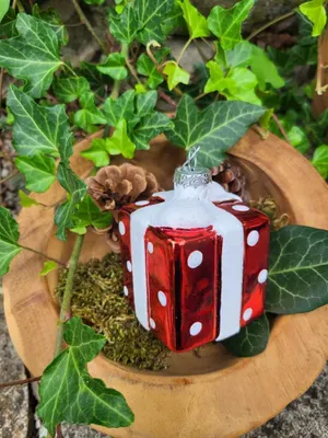Produktbild von Christbaumkugel Geschenk rot, weiße Punkte, weiße Schleife