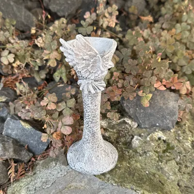Produktbild von eberin · Friedhof Grabvase · XS Grabblumenvase in massiver Steinoptik fürs Grab · Blumenvase · Grabvase mit Taube · grau antik ·