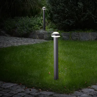 Produktbild von BRILLIANT schwarze Outdoor Wegelampe ILTON | LED Sockelstehleuchte mit warmweißem Licht | 80cm Höhe | Metall/Kunststoff | 9W 1100 Lumen 3000 Kelvin