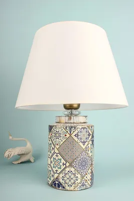 Produktbild von Opviq, Hochwertige Tischlampe, Keramikkörper, 40 cm hoch, 30 cm Schirmdurchmesser, 150 cm Kabel, E27 max. 40 W, IP20, Elegantes Design in Creme, Ideal für moderne Wohnräume.